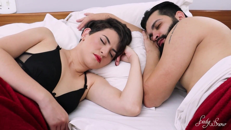 Lady Snow Brasil: 妻と義理の妹がアナルをたっぷり使って3Pセックス