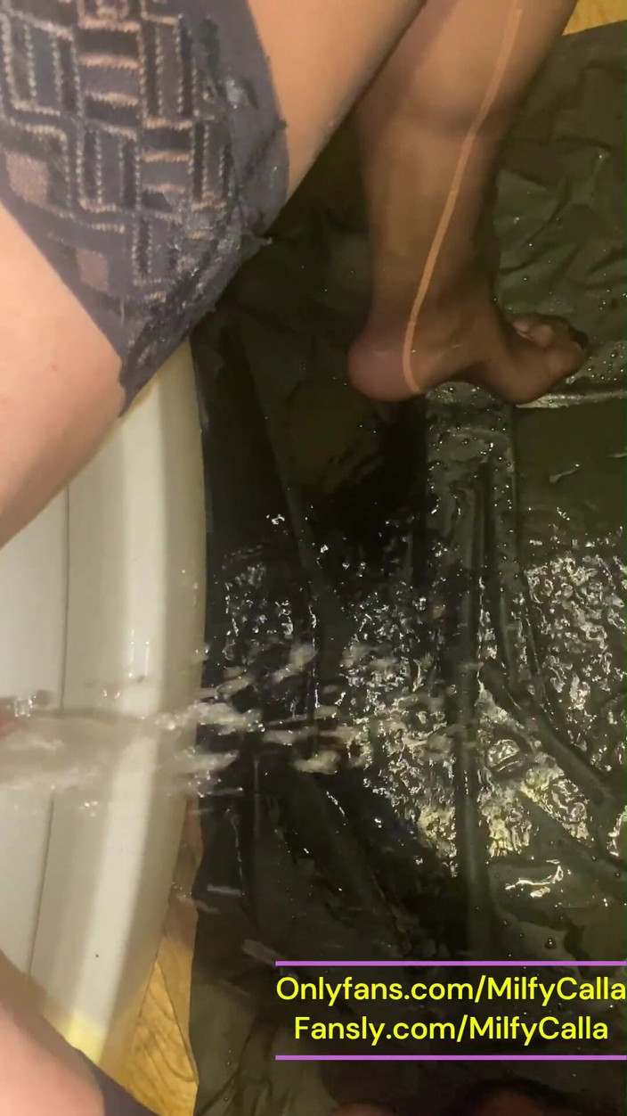 MilfyCalla: Banheiro, fetiche por xixi, brincando com buceta molhada e orgasmo...