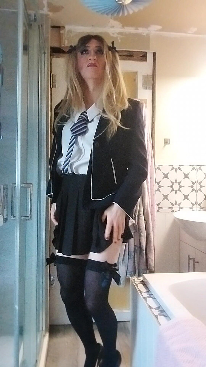 Cindy Belfast: उत्तेजित Dolled-up sissy वीर्य निकालना