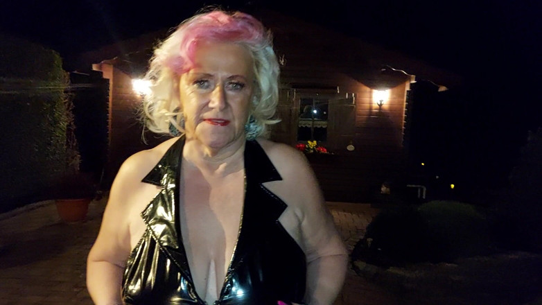 PureVicky66: Pervertida madura loira mija ao ar livre em látex sexy