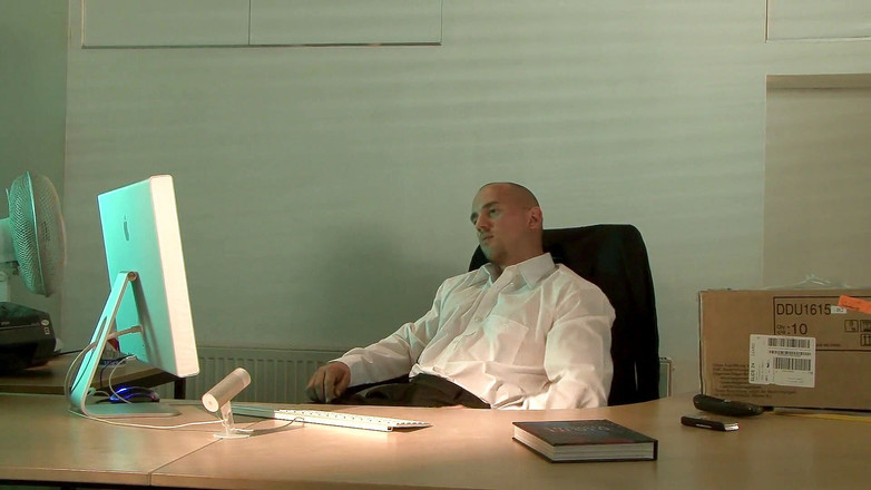 Macho Guys: Vin Costes, masturbation en solo au bureau, pour se détendre...