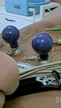 Piscia la fica Kara piscia e scopa nello studio medico