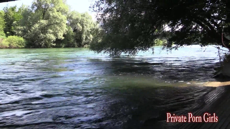 Private Porn Girls: 川辺でフェラチオをしている若い女性、20歳