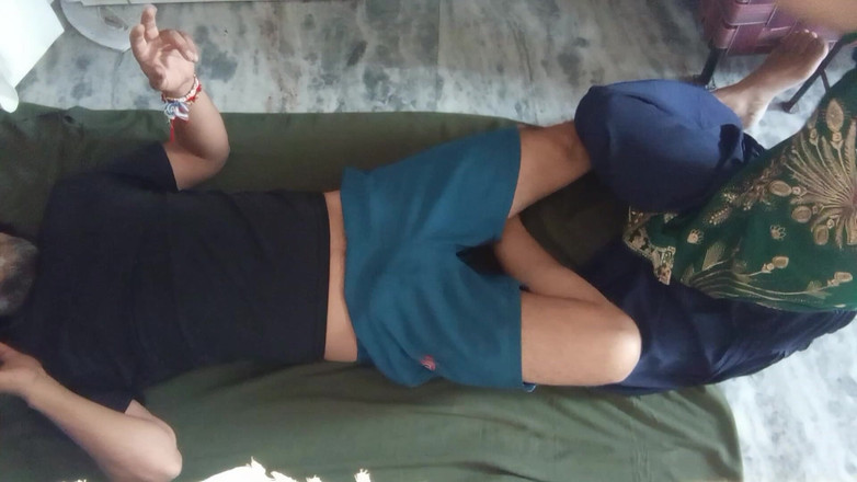 Desi stepfamily: Desi sexy romantická 18+ nevlastní dcera kouří nevlastního otce