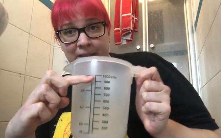 Abby Strange: Sázka na čůrání, můžu chcat jeden litr