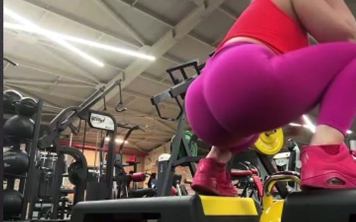 JuiceLussie: Garota sexy treinando na academia tão quente