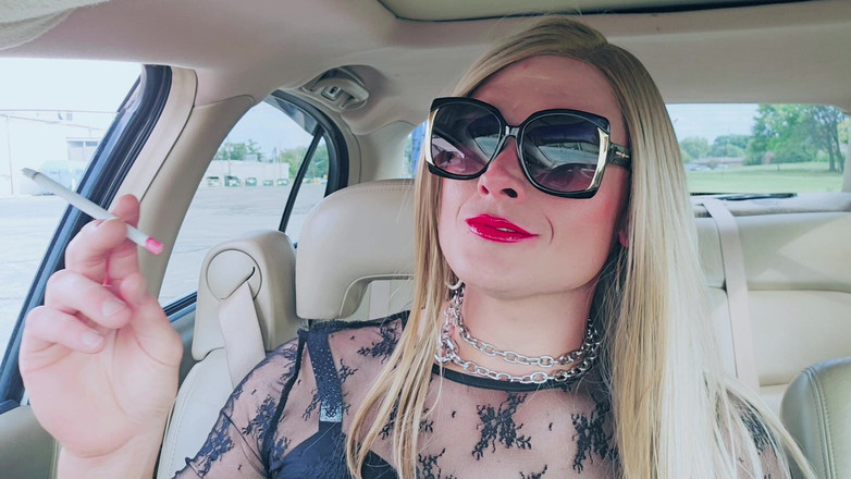 Darkfetish2k: Kylie Raucht, Wichsanleitung-geld-schätzchen