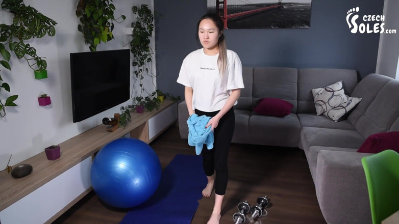 Czech Soles - foot fetish content: Lynn's flexible Asian feet in gym