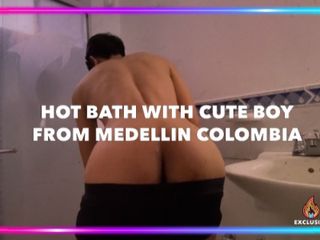 Isak Perverts: Banho quente com garoto fofo de Medellín Colômbia