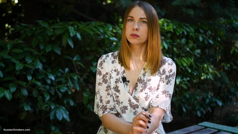 Russian Smokers: Evgeniya pali silnego papierosa