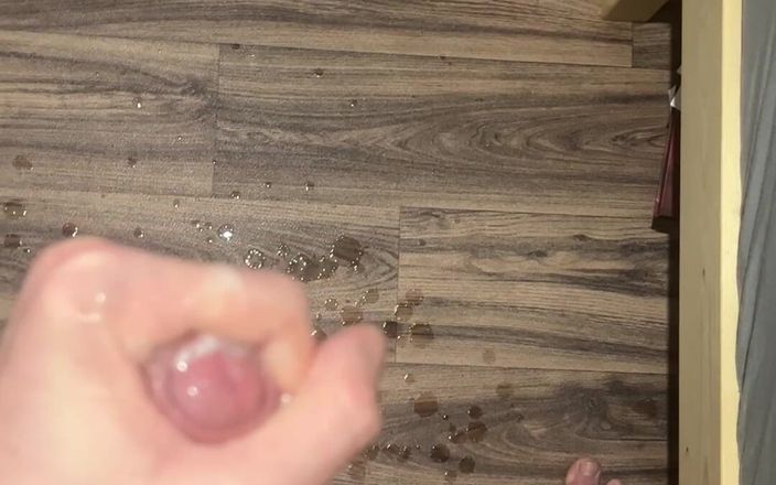 Johnny69227: 집약적인 자위, 정액 폭발. 털이 수북한 보지를 핑거링하는 18세 소녀