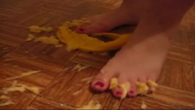 Sexy Amateurz: Foot crushing for a banana