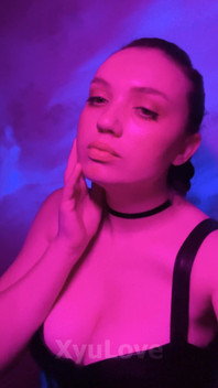 Xyulove Se Roztomile Pózuje Před Kamerou a Všem Svým Odběratelům Dává Jemný Polibek