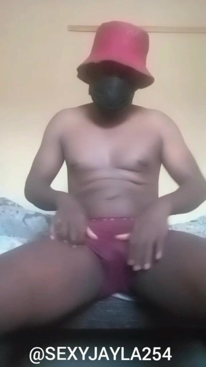 Sexyjayla254: Cowok nakal ini kencing di memeknya sendiri