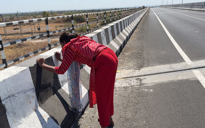 Sexy Komal: 摆脱站在科马尔高速公路桥上的司机