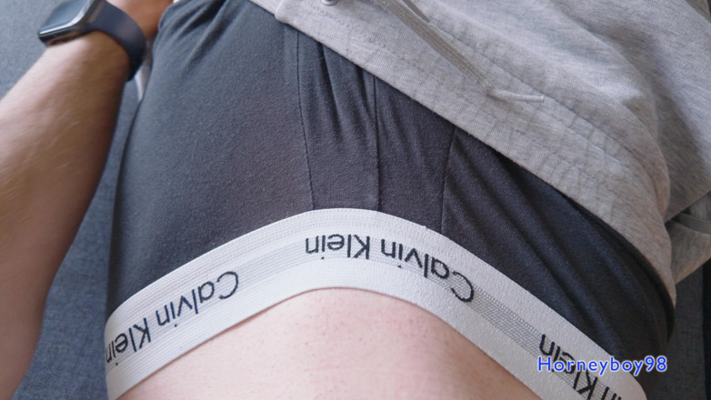 Horneyboy98: Twink çok azgın, pantolonunu çıkarıyor ve sert penisini büyülüyor
