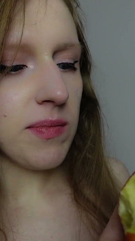 Asmr กินแอปเปิ้ลแก้ผ้า