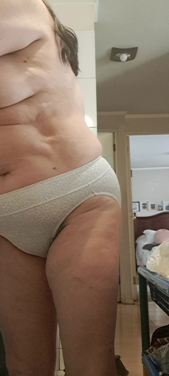 Mommy big hairy pussy: MiLF in mutandine bianche con calore