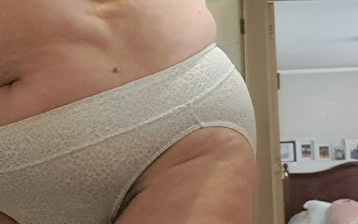 Mommy big hairy pussy: 白いパンティーの熟女と熱