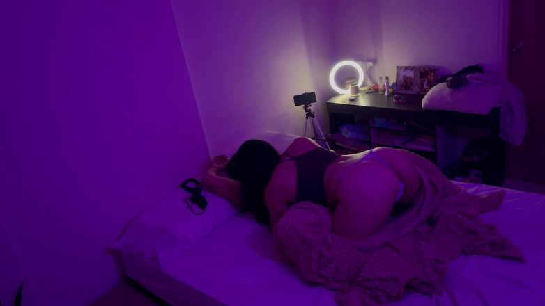 zoemelissa: I coinquilini che non riuscivano a riposare finiscono per strofinarsi...