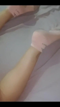 짧은 양말과 꼬리에 발을 보여주는 Medi