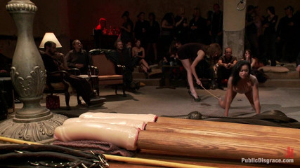 Public Disgrace by Kink: Güzel fetiş model sınırlarına kadar zorluyor ve götten sert sikiliyor