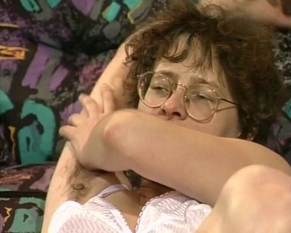 YOUR FIRST PORN: Hairy Simone pokazuje swój krzak