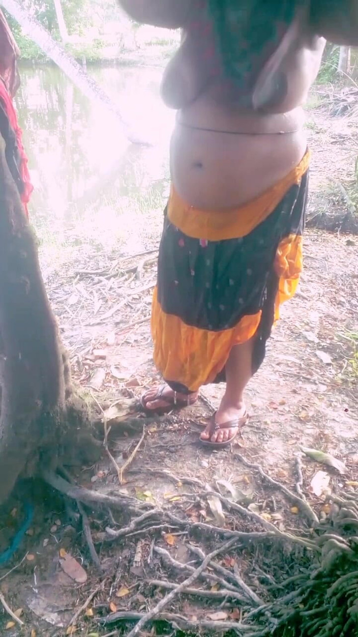 Sadia vabi: Naibroat Bhabhi cjance zijn jurk kant van de vijver