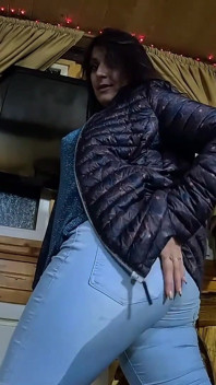 Cameltoe-milf Tanzt, Neckt Und Pinkelt in Ihrer Jeans - Nasser Fetisch Fantasy 335