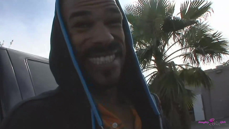 Naughty Black Girls: この美女は初めて厚いBBCを手に入れたくてたまらない。