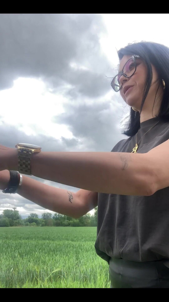 Shione Cooper: Fumando antes de disparar en mi van afuera 