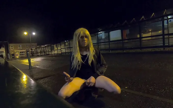 The Midnight Minx: Busy bus station wank