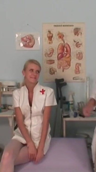 Ginekolog rucha swoją blond pielęgniarkę, która uwielbia masturbować się dużymi kutasami