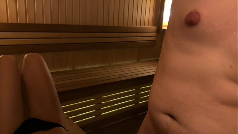 HomeVideoLive: Aku ketemu sama orang asing di ruangan sauna yang kosong...