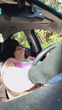 Provocazione porca mentre lui la guarda pompare la figa per ottenere il suo cazzo duro