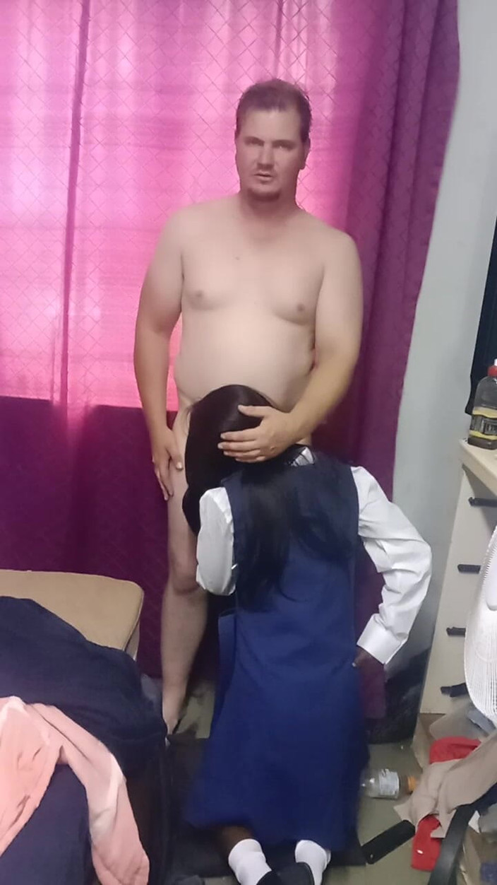 hothouse18xxx: 18-letnia Szkolna Dziwka Na Kolanach I Zerżnięta Na Pieska Jak...