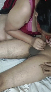 Kırmızı gece grubu eğlenceli kızlar saten geceliklerde çıplak adamla