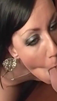 Dojrzała brunetka MILF ssie Gloryhole Kutas Ciężko