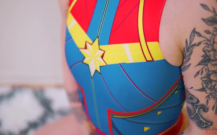 Glamour Bunnies: Spider Girl prstem šuká její těsnou kundičku