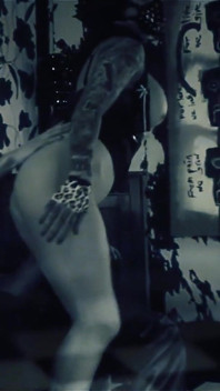 Tallulah plaagt neemt een lading op haar tatoeage