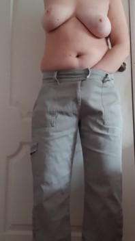 Ma secrétaire excitée à gros nichons se masturbe la chatte