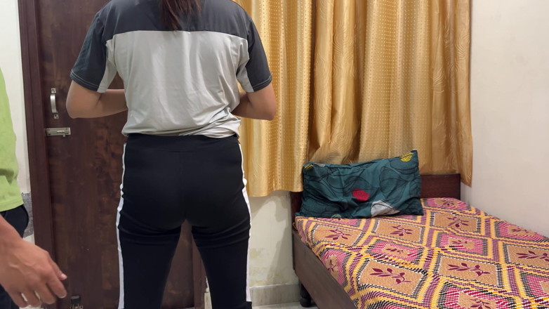 Hornycouple149: น้องสาวต่างมารดาสายไปยิม เหลือเวลาไม่กี่นาทีสำหรับวอร์มอัพ...