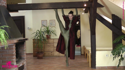 Watch4fetish: Balletto in un costume da gatta verde