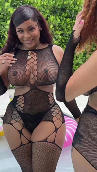 2 salopes noires à gros cul sur 1 grosse bite blanche