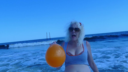Marvellee Studios: Carolina hisap di pantai