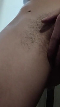 Masturbo mi coño peludo junto a la ventana