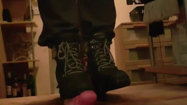 ironball1983: 시점 밟고 부츠로 밟기 - 발 자기 및 성기 부스러짐 - 풀 웨이트, 무자비