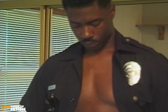 Gay Diaries: Pria Polisi Horny Menghancurkan Tahanan Kulit Hitam dengan Pantat Berbulu