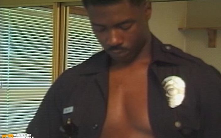 Gay Diaries: Pria Polisi Horny Menghancurkan Tahanan Kulit Hitam dengan Pantat Berbulu