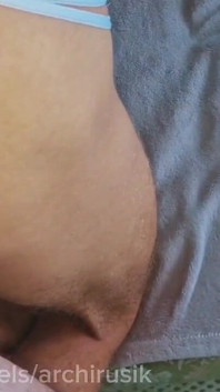 精液まみれの力強い雄牛が、シシーなフェムボーイのツインクとセックスした。